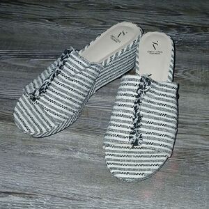 Simply Vera Vera Wang  Braeburn Wedge Sandals Sz 8.5 EUC only tried on